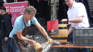 Mit einem fulminanten Schlag hatte Bürgermeister Frank Menikheim das erste Fass Herbsthäuser Bier angestochen.