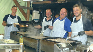 Gut lachen hatten die Grillmeister am Ungarn-Stand, ihre Grillspezialitäten gingen weg wie warme Semmeln.
