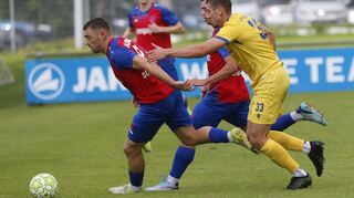 Das Bild täuscht: Nicht der SV Oberachern hechelte die meiste Zeit hinterher, sondern der FSV Hollenbach - und verlor somit verdient 2:3.