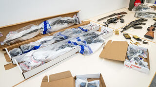 Schusswaffen, die im Rahmen einer Hausdurchsuchung 2022 auf dem Anwesen in Boxberg-Bobstadt sichergestellt wurden, liegen auf einem Tisch. Ein Teil wird Ingo K. zugerechnet, ein Teil der Familie, auf deren Anwesen er bis zu seiner Verhaftung lebte.