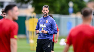 Augsburgs Trainer Sandro Wagner (M) erhöhte durch seine Vertragsunterschrift schlagartig die Strahlkraft des Clubs.