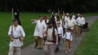 Der Schillingsfürster Bauernhaufen kommt auf seinem Marsch nach Giebelstadt auch durch den Raum Creglingen. Von der Holdermühle ging es tags darauf Richtung Sechselbach.