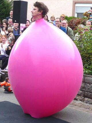 Mit seiner Mischung aus Clownerie, Zauberei und Entertainment begeisterte Ballonkünstler „Tobi van Deisner“ die Zuschauer immer wieder aufs Neue.