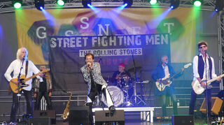 Die fränkische Coverband „The Stones Tribute“ sorgt für ein tolles musikalisches Finale des Gassenfestes, mit der fast perfekten Inszenierung der Rolling Stones.