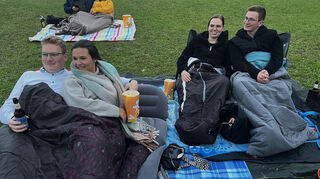 Mit Decken und guter Verpflegung wird das Open-air-Kino hier genossen.