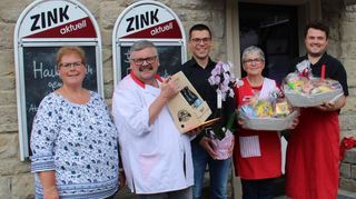 Sichtlich gerührt nahm die Metzgerfamilie Zink den Dank der Dorfgemeinschaft am letzten Öffnungstag für ihre jahrelange gute Versorgung entgegen (von links): Ortschaftsrätin Simone Strenkert, Helmut Zink, Ortsvorsteher Bernhard Offner, Ulrike und Jörg Zink. Bild: Elisabeth Englert