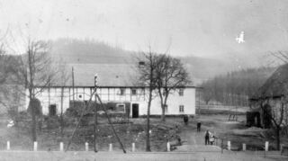 Zu diesem Bild mit Bauernhof oder Gestüt gab es zwei Hinweise aus der Leserschaft. Ein Leser vermutet ein Anwesen auf der Geißhöhe im Spessart, ein Leser den Mittelhof zwischen Bronnbach und Höhefeld. Beide Angaben können nicht bestätigt werden.