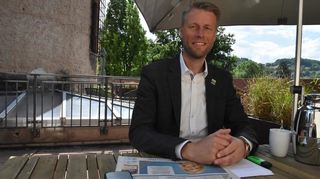 Oberbürgermeister Markus Herrera Torrez beim FN-Gespräch im Außenbereich des Rathauses.