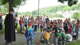 Der Heilige Christophorus (Christian Düll) erzählte beim Kinderpilgertag in Grünsfeld, wie er zum Christusträger wurde.