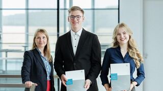 Die Abiturienten Helena Brand und Benedikt Patzelt sind die Preisträger des Wittenstein-Stipendiums. Das Bild zeigt sie gemeinsam mit Dr. Anna-Katharina Wittenstein (links).