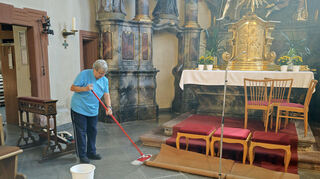 Den Altarraum feucht zu wischen gehört genauso zur Arbeit wie das Absaugen der Teppiche oder das Kehren der Kirchenstufen.