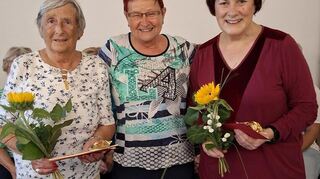 Kur- und Reha-Pfarrerin Angelika Segl-Johannsen (rechts) und ihre Unterstützerin Margit Kroboth (links) wurden durch Elisabeth Müller verabschiedet.
