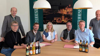Mit der Unterschrift unter den entsprechenden Vertrag besiegelten die Stadt und die Distelhäuser Brauerei die Fortsetzung ihrer Zusammenarbeit bei der Michaelismesse bis 2028.