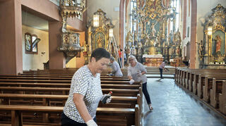 Zur großen Putzaktion in der Külsheimer Stadtkirche gehört unter anderem auch das Einölen der Kirchenbänke.