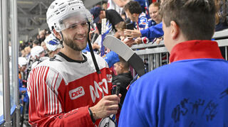 Mannheims Hayden Shaw (Nr.82) schreibt Autogramme beim Training in der DEL der Adler Mannheim.