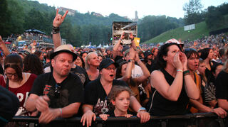 Die Fans feiern.