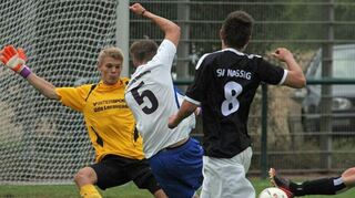 2016: Voller Einsatz beim Stadtmeisterschaftsduell zwischen der SV Viktoria und dem SV Nassig.