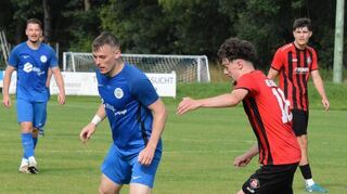 Konstantin Schiler (am Ball) hat in der zurückliegenden Saison 56 Kreisliga-Tore für den SV Osterburken geschossen. Sein Bruder Andreas (links) deren 18. Damit erzielten die Zwillingsbrüder 74 der 99 Osterburkener Saisontreffer.