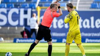 Die Regeländerung bei der Zeit, die der Torhüter den Ball in Händen halten darf, wird nicht nur für die Schiedsrichter zur Herausforderung.