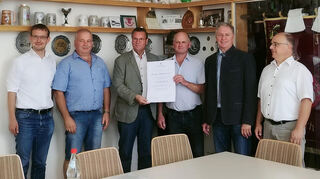 Strahlende Gesichter gab es vergangenen Freitag, als Minister Peter Hauk (Dritter von links) den Bewilligungsbescheid für die Flurneuordnungsmaßnahme in Reisenbach überreichte.