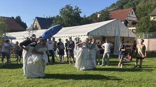 Gehörte mit zu den Höhepunkten des Herrgottstaler Sommerfests: Das Stechen bei den Games-Spielen im Sackhüpfen.