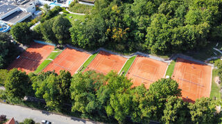 Blick auf die Clubanlage des TC Rot-Weiß im Erlenbachtal.
