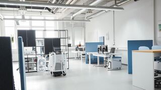 Moderne Arbeitsumgebung für innovative Medizintechnik: Die neuen Geschäftsräume in Würzburg überzeugen durch ihre helle, großzügige Architektur und bieten optimale Bedingungen für Entwicklung und Produktion.