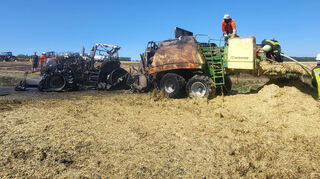 Brand bei Lichtel: Der Traktor mit Strohballenpresse wurde ein Raub der Flammen. Die Rauchwolke war weithin sichtbar.