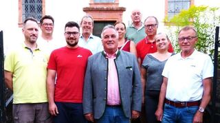 Neuer Verein gegründet: 23 Interessenten trafen sich am Montagabend im Bürgersaal des Schweigerner Rathauses zur Gründungsversammlung des „Förderverein Schweigern 2025“. Das Bild zeigt die einstimmig gewählten Vorstands- und Beiratsmitglieder des neuen Vereins, der von Ortsvorsteher Ferdinand Eck (Bildmitte) als Vorsitzender geführt wird.
