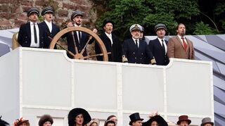 Regisseur Patrick Stanke (oben rechts) übernahm auch die Rolle des Ingenieurs Thomas Andrews.