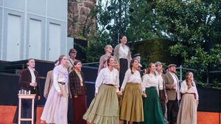 Das Zusammenspiel von Profidarstellern mit gut ausgebildeten Chorsängerinnen und -sängern macht den Geist der Zwingenberger Schlossfestspiele aus.