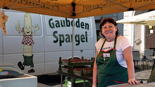 Seit 15 Jahren verkauft F. Pleskot Spargel auf dem Bad Mergentheimer Wochenmarkt – viele Kunden kommen regelmäßig zu ihr.