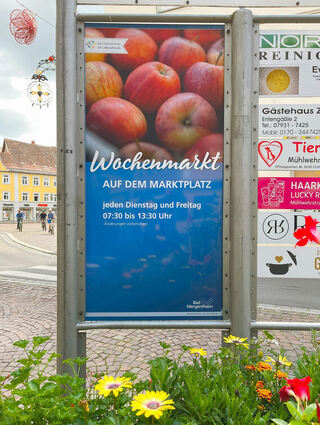 Der Wochenmarkt findet immer dienstags und freitags statt.