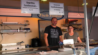 Am Stand der Forellenzucht Dürr versorgt das Ehepaar Girardi die Kundschaft mit frischem Fisch.