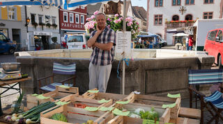H. Hügel verkauft seit sieben Jahren auf dem Markt und wirbt für den Erhalt der regionalen Marktkultur.