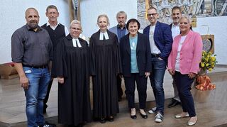 Zahlreiche Redner würdigten Offenheit und Kompetenz von Krankenhauspfarrerin Susanna Herr. (Von links) Pflegedienstleiter Klaus Rotter, Diakon Wolfgang Bork, Pfarrerin Susanna Herr, Dekanin Renate Meixner, Kirchengemeinderatsvorsitzender Ulrich Horch-Enzian, Pfarrerin Angelika Segl-Johannsen, Vorsitzender Dr. Carsten Köber, Direktor Michael Raditsch und Bürgermeisterstellvertreterin Manuela Zahn.
