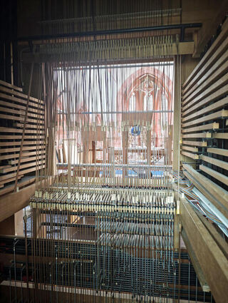Einmaliger Blick von der Rückseite der Orgel durch das Instrument zum Altar der Stiftskirche.