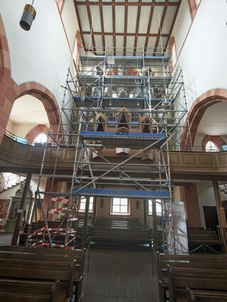 Blick vom Kirchenraum auf die Orgel.