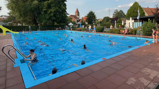 Das DLRG-Sommertraining im Freibad in Freudenbach.