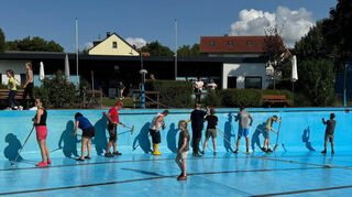Die DLRG Creglingen bei einer Putzaktion im Freibad Freudenbach nach dem Hochwasser 2024.