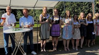 Offiziell eröffnet wurde das elfte Wittighäuser Weindorf unter anderem durch (von links) Bürgermeisterstellvertreter Harald Ebert und den Vorsitzenden des SV Wittighausen, Roland Fries sowie diversen Weinhoheiten.