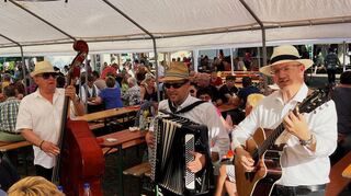 Beim Weindorf in Wittighausen sorgte zum Abschluss am Sonntag das Trio „Die Schoppendales“ für musikalische Unterhaltung.