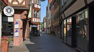 Die Eichelgasse, nachmittags um 16 Uhr: menschenleer. Für einige der leerstehenden Geschäfte wird allerdings Miete bezahlt.