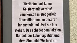 Das Plakat der Initiative muss jeden Tag neu aufgehängt werden.