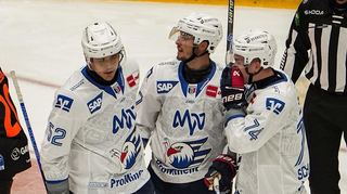 Die Adler-Spieler Nick Mattinen (v.l.), Yannick Proske und Justin Schütz nach dem Führungstor.