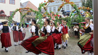 Auber Kirchweih mit bunten Programm und vielen Traditionen. Der Schäfflertanz gehört auch dazu