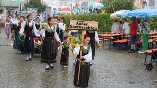 Der Kirchweihumzug, im vergangenen Jahr eine feuchte Angelegenheit, hier die Auber Stadttrachten. Dieses Jahr hält hoffentlich das Wetter.