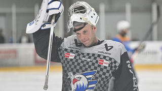 Torhüter Maximilian Franzreb zeigte beim 4:1-Sieg der Adler gegen Graz eine tadellose Leistung.