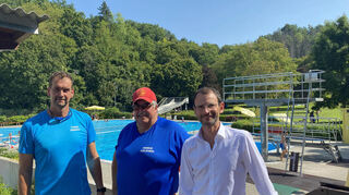 Badleiter Michael Pfeiffer, Achim Bade von der DLRG und Bürgermeister Wolfram Bernhardt (von links) im Adelsheimer Freibad.