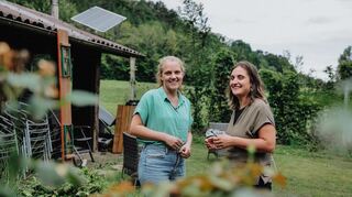 Jasmin Wild (rechts) begleitet bei Nachfolgeprozessen in Familienunternehmen – wie im Fall von Marion Winkler (links) und ihrem Vater. Die Gespräche finden oft in naturnaher Umgebung statt.